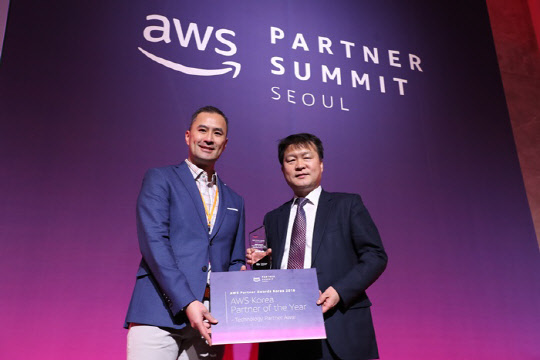 방인구 안랩 서비스 사업부 총괄 상무(오른쪽)가 22일 서울 역삼동 르메르디앙 호텔에서 스탠리 챙 AWS APAC 기술 파트너 총괄로부터 '올해의 기술 파트너상'을 수상하고 있다. 안랩 제공